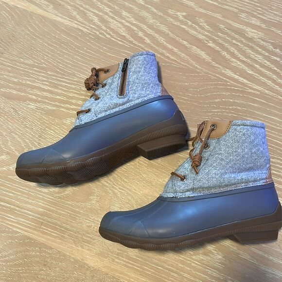 Sperry Women Saltwater Emboss Wool Boots
Dark Grey W/Thinsulate, Size 7.5, NWOT - Picture 5 of 11